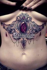 Ispod uzorka tetovaže lotosa na prsima