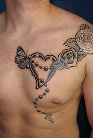 पुरुषों के सीने के दिल के आकार का क्रॉस टैटू