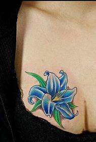 tatuagem de peito sexy de flores frescas flores