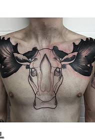 un mudellu di tatuatu di vacca in u pettu