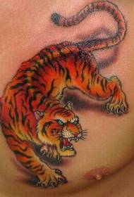Patrón de tatuaxe de tigre manchado en cor dominante no peito do neno