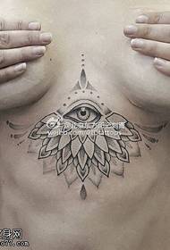 padrão de tatuagem de olho de lótus sob o peito