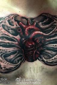patrón de tatuaje de corazón realista de peito