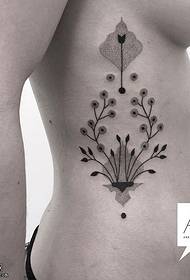 delikatny wzór tatuażu pod klatką piersiową