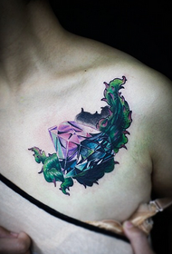 Wunderschönes Diamant Tattoo auf der weiblichen Brust