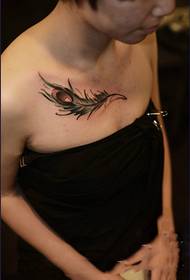 flicka clavicle påfågel fjäder mode tatuering bild