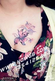 акварел цвјетни узорак тетоваже на грудима