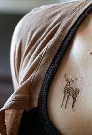babaeng dibdib na sexy cute na deer tattoo na larawan