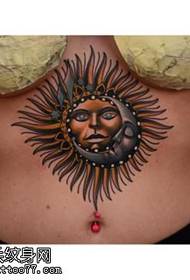 胸下的太阳图腾纹身图案