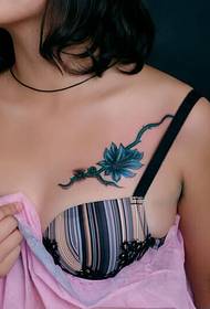 skaistumkopšanas ziedu tetovējuma raksts kreisajā krūtīs 54609 - skaistumkopšanas krūškurvja lūpas Angļu valodas vārdu tetovējums