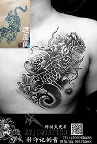 эрэгтэй цээжний загас барих Dragon Tattoo