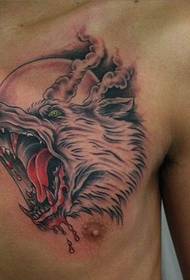 mies rinnassa verenhimoinen susi pää tatuointi kuva