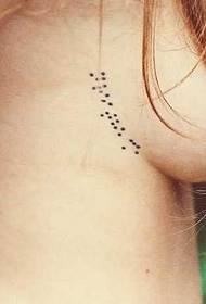 胸部小小的点纹身图案