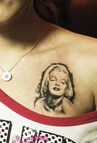 gjoksi Marilyn Monroe fotografi me tatuazhe portreti