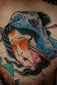 Patrún tattoo geisha ar an bhrollach