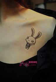 imagem de tatuagem de clavícula de coelho bonito