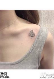 Jednoduchý a svěží starý strom tetování vzor