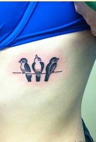 lado de las niñas pecho moda tres solo tatuaje de pájaro