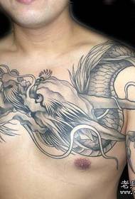 et brystet nedlatende sjal dragehode tatoveringsmønster