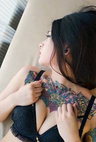 schöne gemalte Tätowierungsmuster der reizvollen Brust der Schönheit