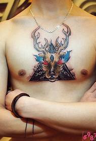 남자 가슴 창조적 인 삼각형 엘크 아바타 문신 사진