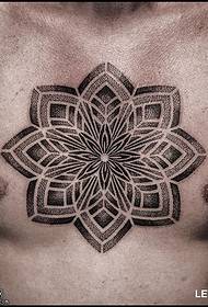 vaniļas tetovējuma raksts uz krūtīm