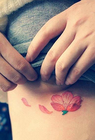 tatuaje de moda pequena flor de cereixa