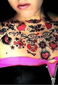 性感的女孩胸部個性花藤心形紋身