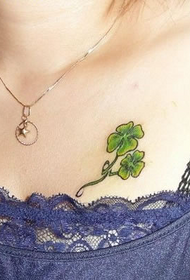 pecho pequeño patrón de tatuaje de trébol de cuatro hojas fresco