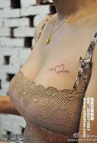 svjež i velikodušan uzorak tetovaže u obliku srca