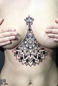 Ang pattern ng klasikong lotus tattoo ng Chest