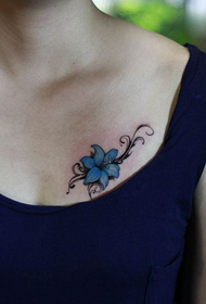 tatuaxe de peito de beleza de flores frescas