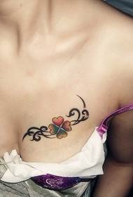 beauté poitrine sexy tatouage de vigne de fleur
