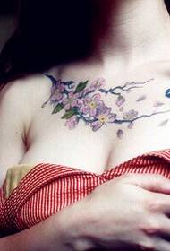 gražus mielas mergaitė krūtinės super elegantiškas gėlių ir paukščių tatuiruotė paveikslėlį