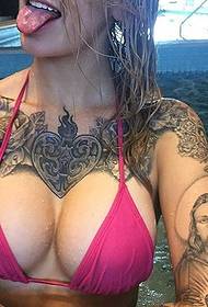 gjokse të mëdha në pishinë, tatuazh totem personaliteti i grave në gjoks evropian dhe Amerikan