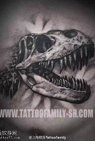 krūtīs Iepriekš satriekts krokodila galvaskausa tetovējums