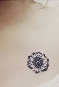 tatuaggio di loto totem personalità petto ragazza