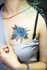 咪咪上的蓝玫瑰纹身图案