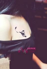 სილამაზის სექსუალური გულმკერდის მორიელის tattoo სურათი