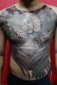 todo o peito está cuberto con tatuaxes totémicas alternativas