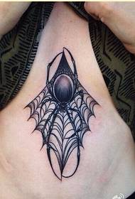 seksi ženska prsa crno siva tetovaža pauka slika