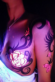 modèle de tatouage rose fluorescent poitrine beauté