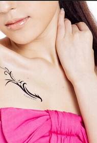 清纯Girl chest beautiful and fresh flower vine tattoo picture