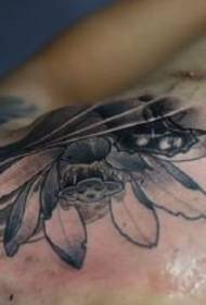 rinnassa herkkä lotus-tatuointikuvio