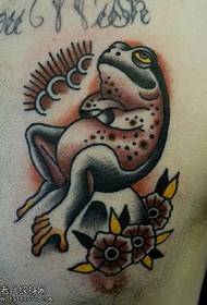 béka tetoválás minta a mellkason