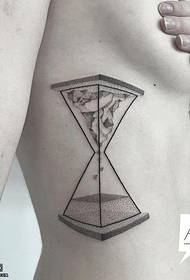 patrón de tatuaje de reloj de arena tridimensional torácico