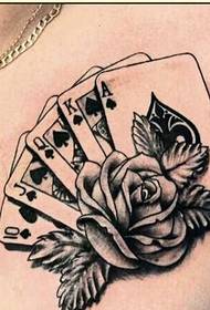 Mannelijke mode borst poker tattoo