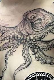 pàtran tatù mòr octopus air a ’bhroilleach