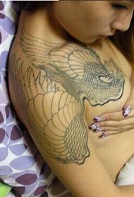 女生胸部经典简单的翅膀纹身图案图片