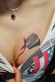 3D-tatuering på bröstet är mycket personlig!